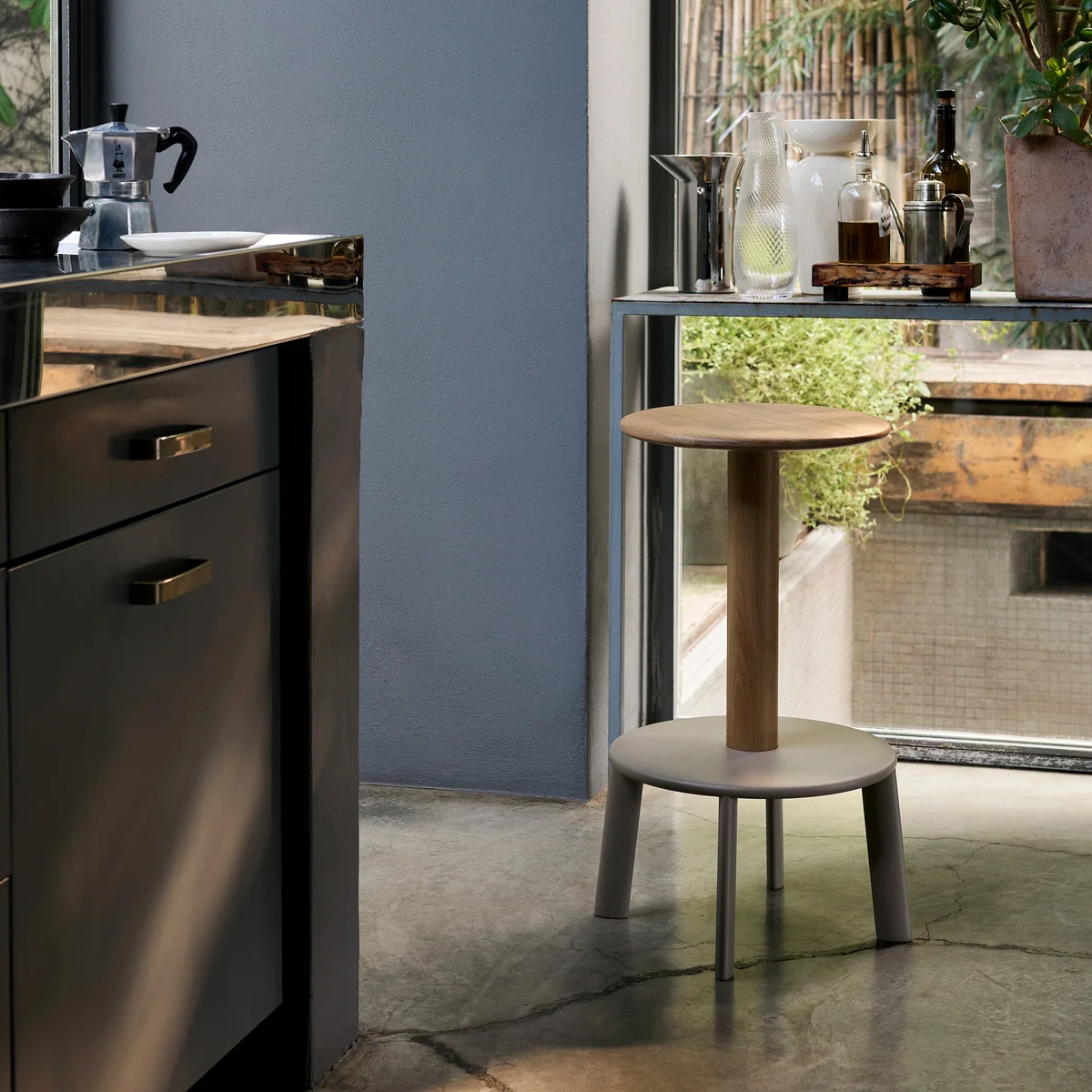 andTradition-Massif-AV39-Thekenhocker-Eiche-grau-beige-Draufsicht-Detail-Lifestyle-1.webp